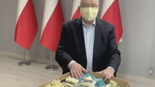 Poseł rozdaje maski  