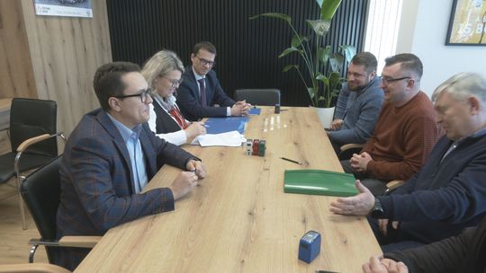 Powiat podpisał umowy z wykonawcami. Będą remonty w placówkach oświatowych