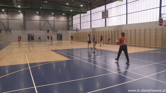 Powiatowe zawody dziewcząt w piłce halowej