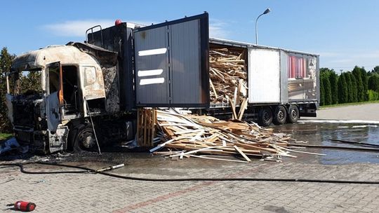 Pożar samochodu ciężarowego przy stacji paliw w Brodach