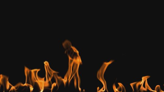 Pożar samochodu na ul. 6 Września. Strażacy radzą co robić w takiej sytuacji