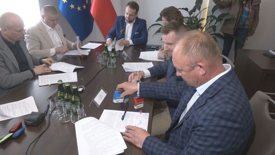 Prezydent Starachowic podpisał umowy na inwestycje. To m.in. remonty dróg czy budynków