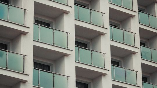 Prywatność na osiedlu – czy to możliwe? 