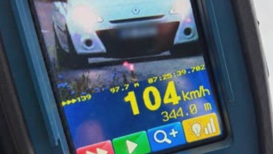 Przekroczył prędkość i był poszukiwany. Mężczyzna trafi „za kratki”