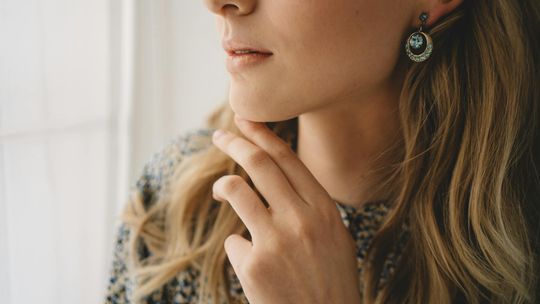 Przetłuszczające się włosy a ŁZS – przyczyny i rozwiązania