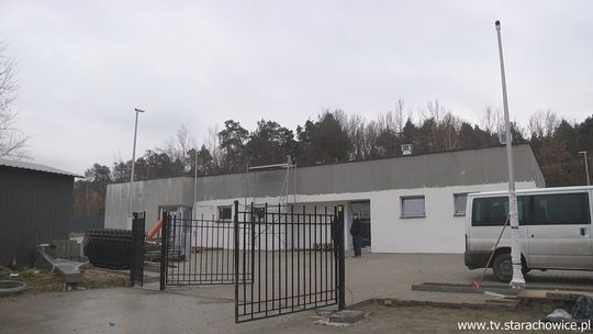 Radni powiatowi na placu budowy domu pomocy dla osób z zaburzeniami psychicznymi