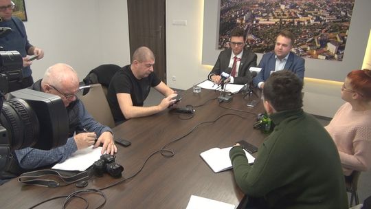 Relacja "na żywo" z konferencji prezydenta i starosty na temat przyszłości starachowickiej oświaty