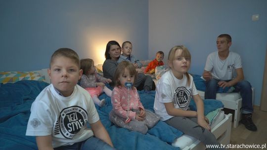 Rodzina starachowickich trojaczków cieszy się z większego mieszkania