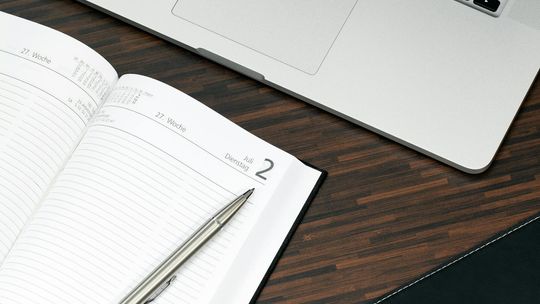 Różnorodność formatów kalendarzy książkowych - tygodniowe, dzienne