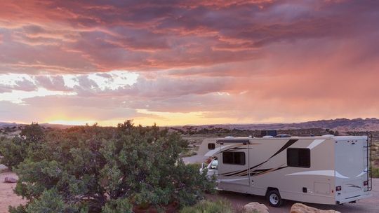 Samochód kempingowy – co to jest, czy warto?