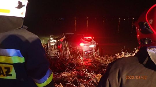 Samochód osobowy w zalewie Brodzkim