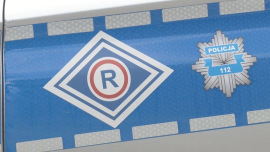 Samochód zjechał z drogi i dachował. Kierujący oddalił się z miejsca zdarzenia