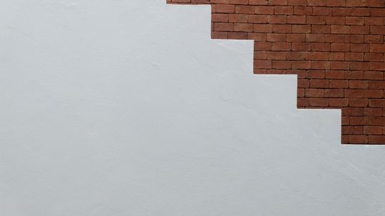 Schody betonowe wewnętrzne — jak zaprojektować i wykonać