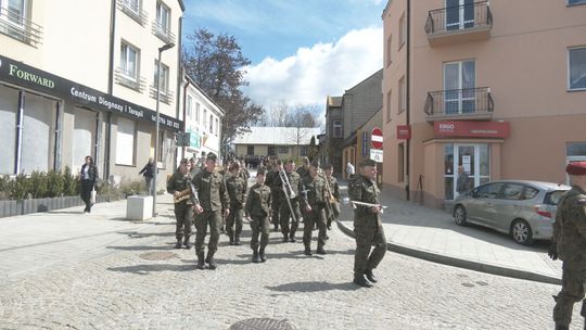 Ślubowanie pierwszoklasistów ZDZ na rynku w Starachowicach