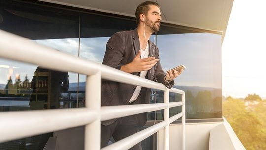 Słuchawki do telefonu z mikrofonem – jak wybrać sprzęt do rozmów telefonicznych?