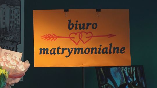 Spektakl teatralny „Biuro Matrymonialne dla seniorów” w starachowickiej bibliotece