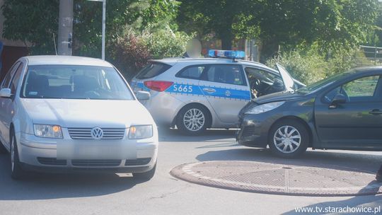 Sprawca zderzenia na rondzie trafił do szpitala