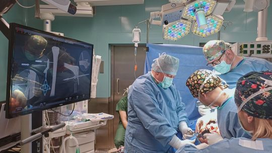 Starachowicki szpital przeprowadza innowacyjne zabiegi przy pomocy robotów