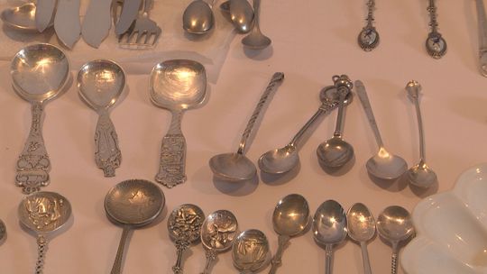 Stare sztućce i naczynia na najnowszej wystawie w muzeum