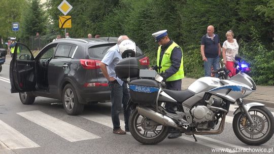 Starszy mężczyzna w śpiączce po potrąceniu na przejściu dla pieszych