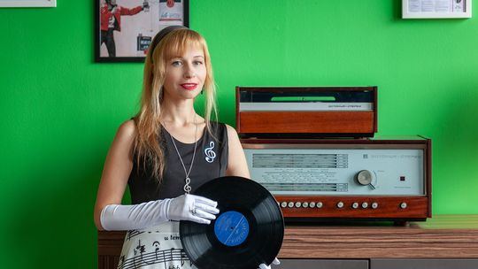 Stojaki na płyty winylowe do domu – jak wybrać idealny model i o czym pamiętać?