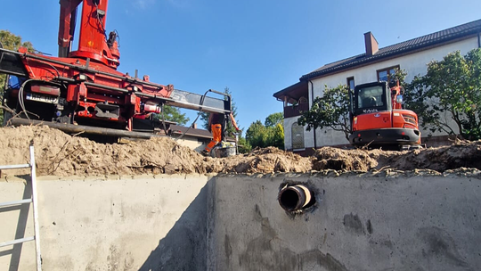 Szamba betonowe wciąż na czasie – dlaczego zbiornik 10 m³ pozostaje popularnym wyborem