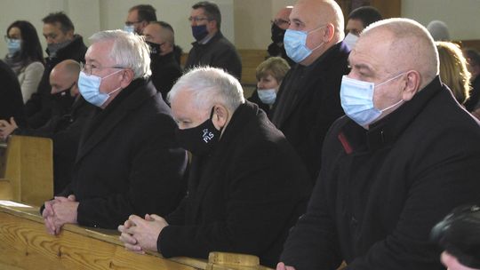 Szef PiS na dorocznej mszy za zmarłą matkę