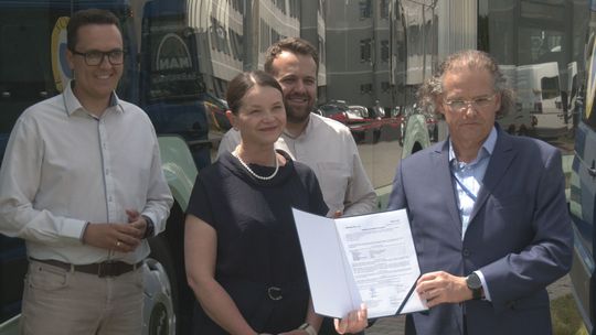 Szpital w Starachowicach otrzymał samochód od firmy MAN. Pojazd pomoże w transporcie pacjentów