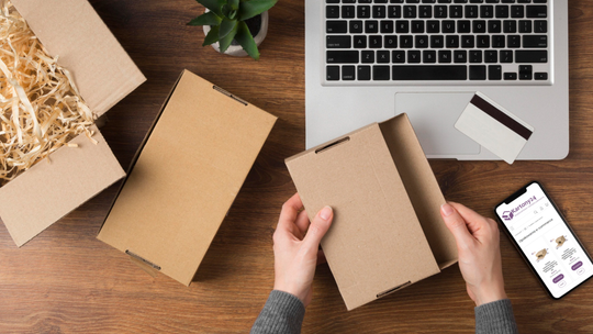 Tanie sposoby na pakowanie paczek – praktyczne porady od producenta kartonów