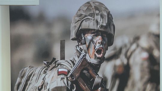 Technikum ZDZ mundurem stoi