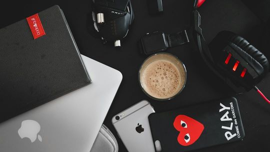 Technologiczne gadżety reklamowe, które zrobią wrażenie na Twoich klientach