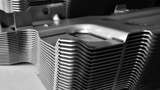 Tłoczenie blach: Precyzyjna technologia w kształtowaniu materiałów