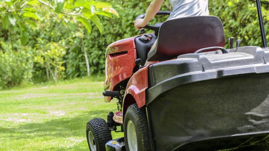 Traktorkiem ogrodowym potrącił rowerzystkę i uderzył w słup. Miał blisko 2 promile.