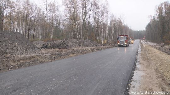 Trwa budowa dwóch rond i drogi w jednym miejscu Starachowic