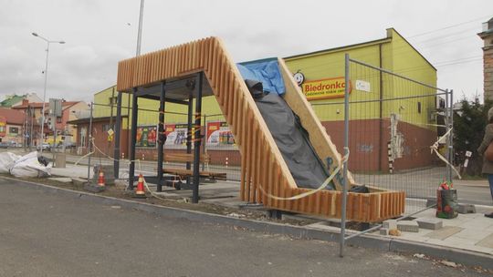 Trwa montaż zielonych wiat przystankowych