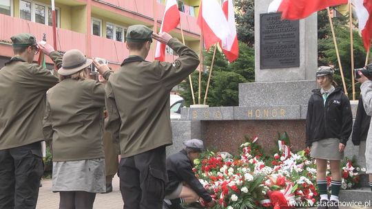 Trzeciomajowe obchody pod Pomnikiem Niepodległości