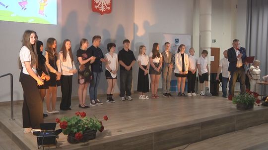 Uczniowie pożegnali rok szkolny 2025/2026 w Urzędzie Miejskim. Były wyróżnienia