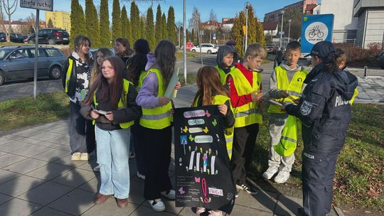 Uczniowie wraz z funkcjonariuszami przypominali o odblaskach. Akcja edukacyjno-profilaktyczna