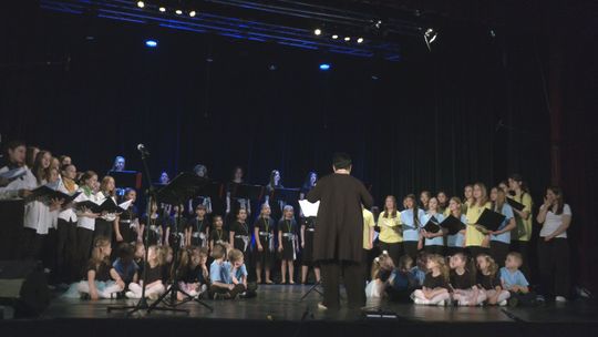 Uczniowie ze starachowickich szkół podstawowych razem śpiewali w Parku Kultury