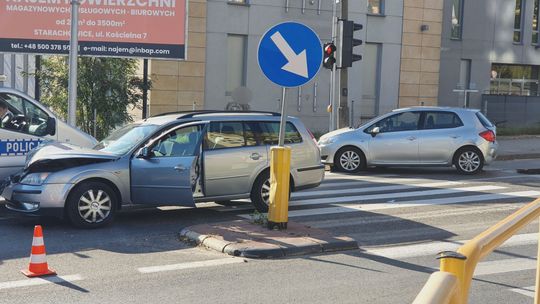 Uderzyła w tył toyoty