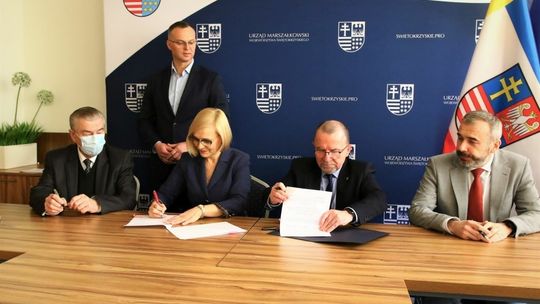 Umowy na dofinansowanie ZAZ-ów podpisane