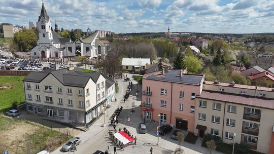 Uroczyste ślubowanie klas mundurowych i niemundurowych ZDZ na starachowickim rynku
