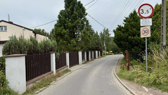 Uwaga kierowcy! Od poniedziałku (15 września 2025 r.) na ulicy Mieszała zostanie wprowadzona stała zmiana organizacji ruchu. Mieszała stanie się jednokierunkowa i umożliwi jedynie wyjazd ze Starachowic w stronę Wąchocka.