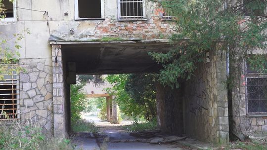 W miejscu starego szpitala ma powstać osiedle. Na jakim etapie są prace? Odpowiada prezydent