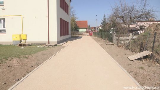 W Starachowicach powstają szkolne bieżnie i osiedlowe siłownie