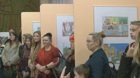 Wernisaż wystawy prac artystycznych uczniów SP nr 10. Uczniowie przyprowadzili wiosnę