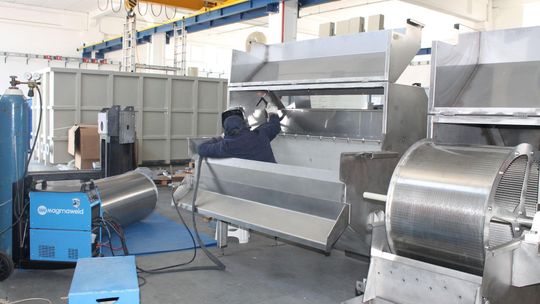 Węże chemoodporne i wysokotemperaturowe — kiedy standardowy przewód techniczny nie wystarczy?