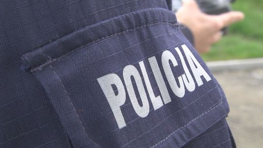 Wiatrówką w policjantów