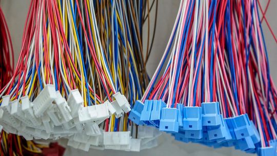 Wiązki kablowe: Kluczowe elementy systemów komunikacyjnych