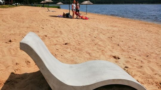 Większa plaża, więcej turystów